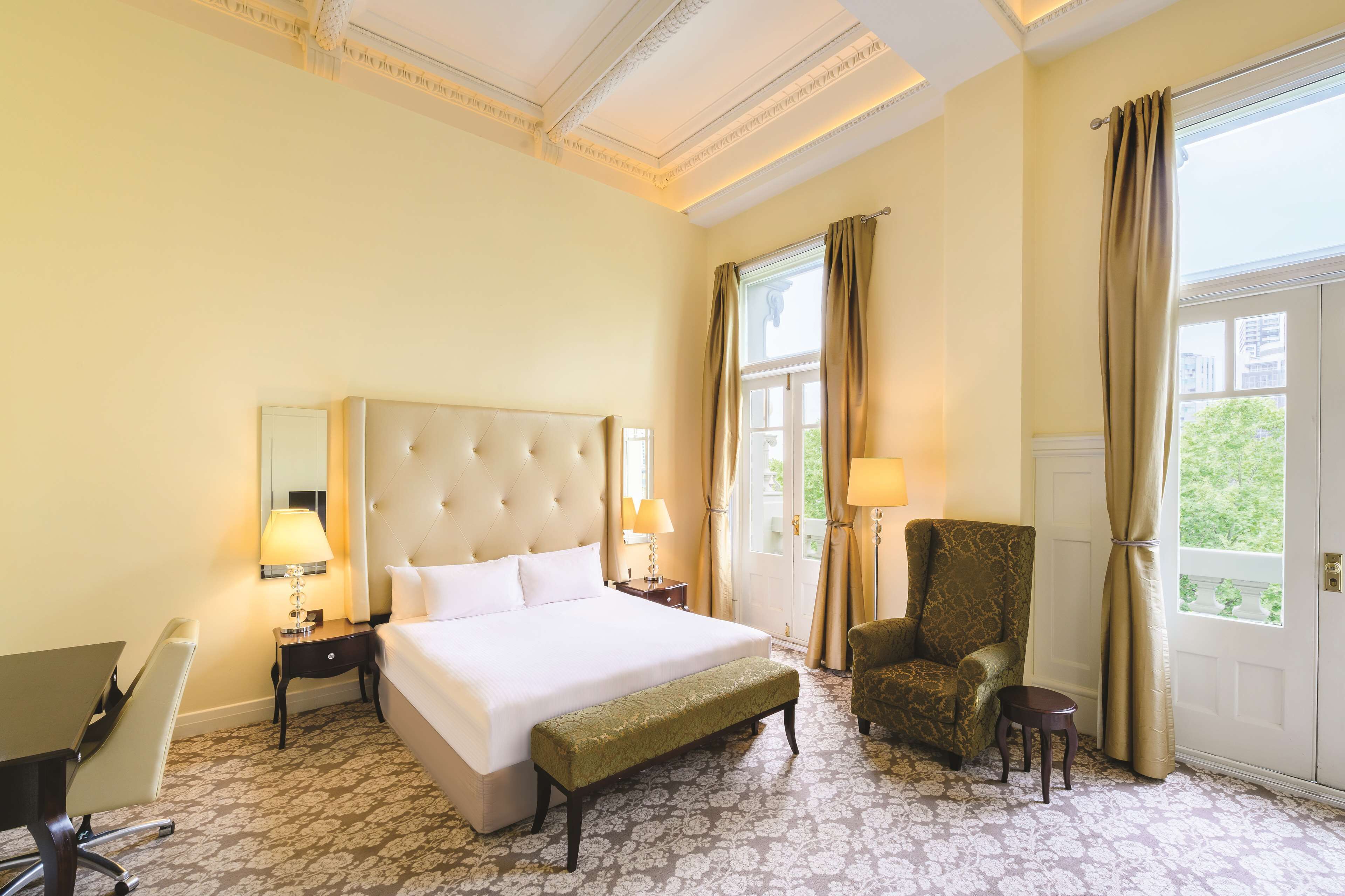 Roupas de cama premium, frigobar, cofres nos quartos, escrivaninha