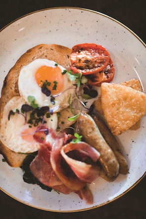 Petit déjeuner buffet (35 AUD par personne)