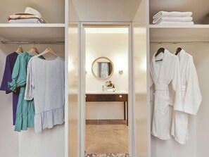 Hochwertige Bettwaren, Minibar, Zimmersafe, Schreibtisch