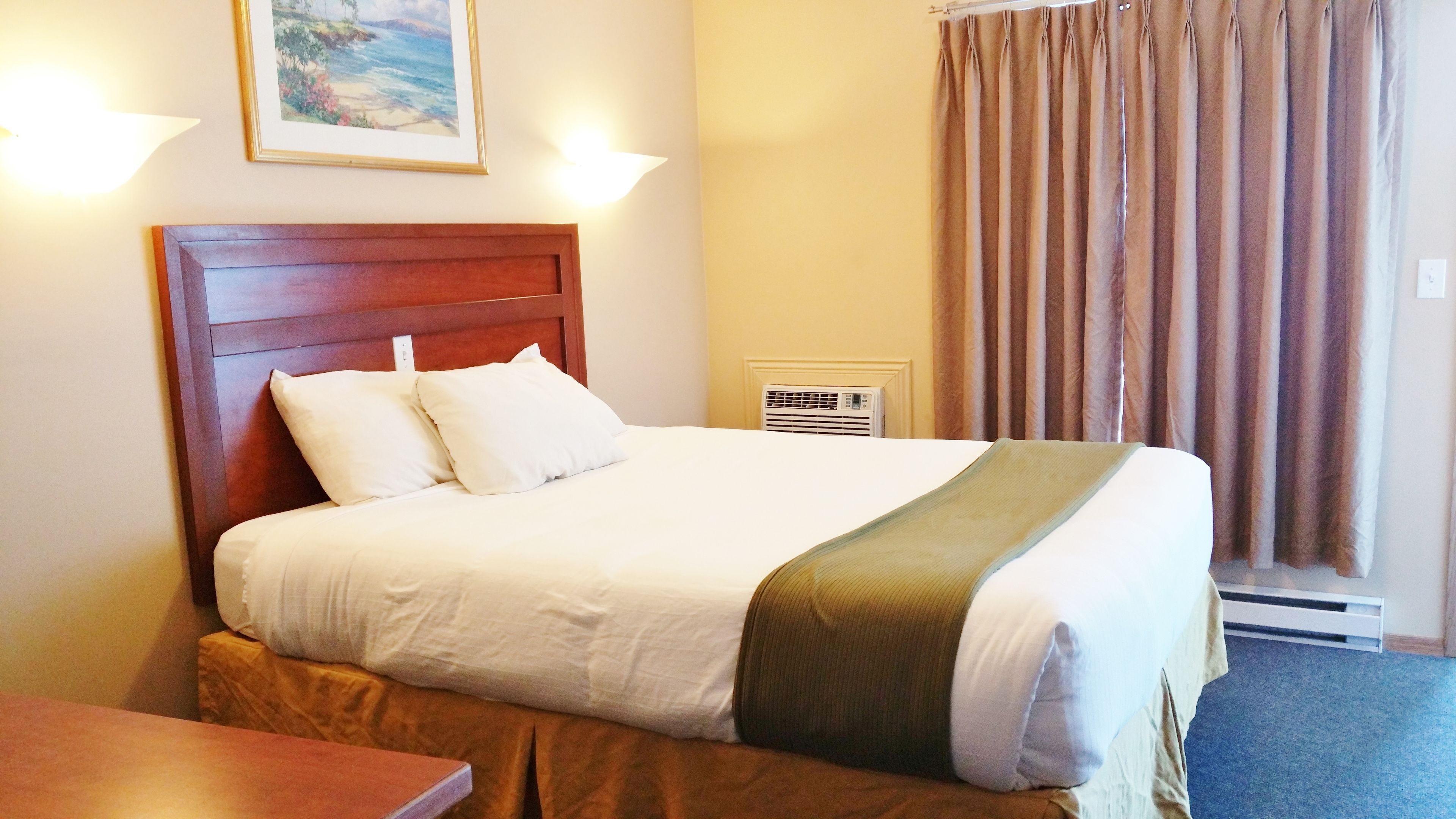 Skrivebord, wi-fi (inkludert), sengetøy og vekkerklokke