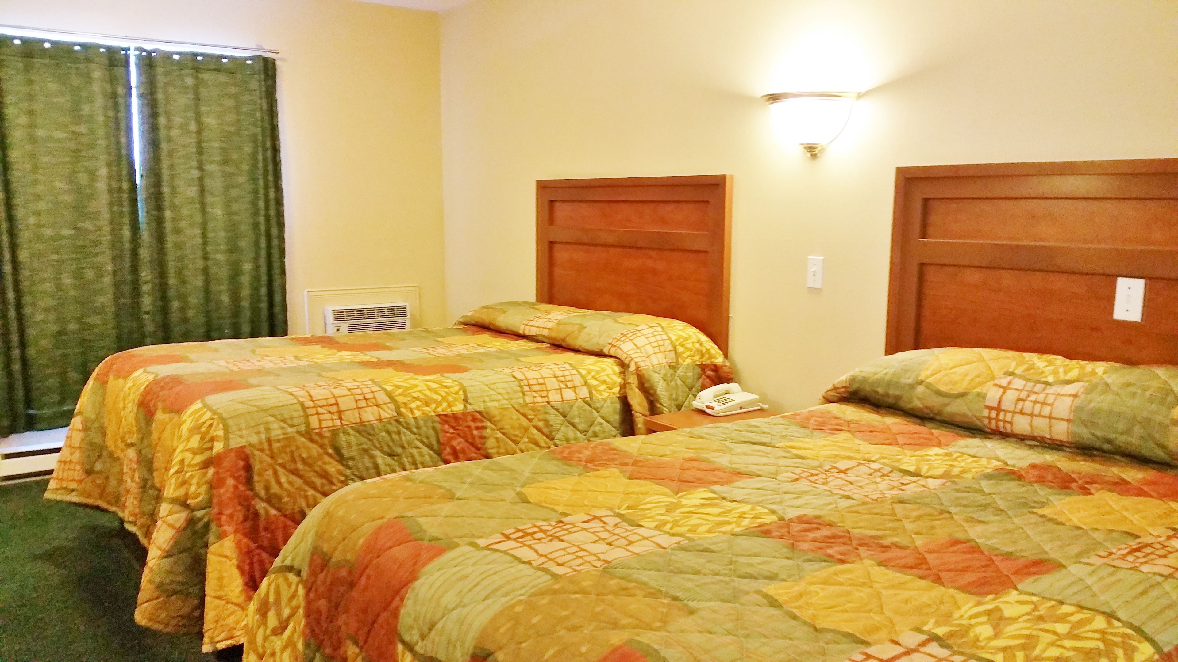 Skrivebord, wi-fi (inkludert), sengetøy og vekkerklokke