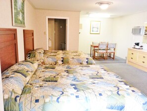 Quarto standard, 2 camas Queen | Escrivaninha, Wi-Fi de cortesia, roupa de cama, despertadores