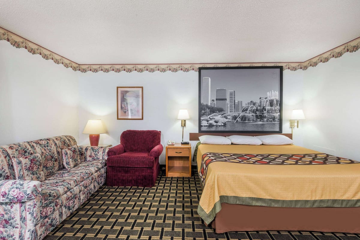 Deluxe Studio Suite, 1 King Bed, Non Smoking | Desk, free WiFi, bed sheets, alarm clocks
