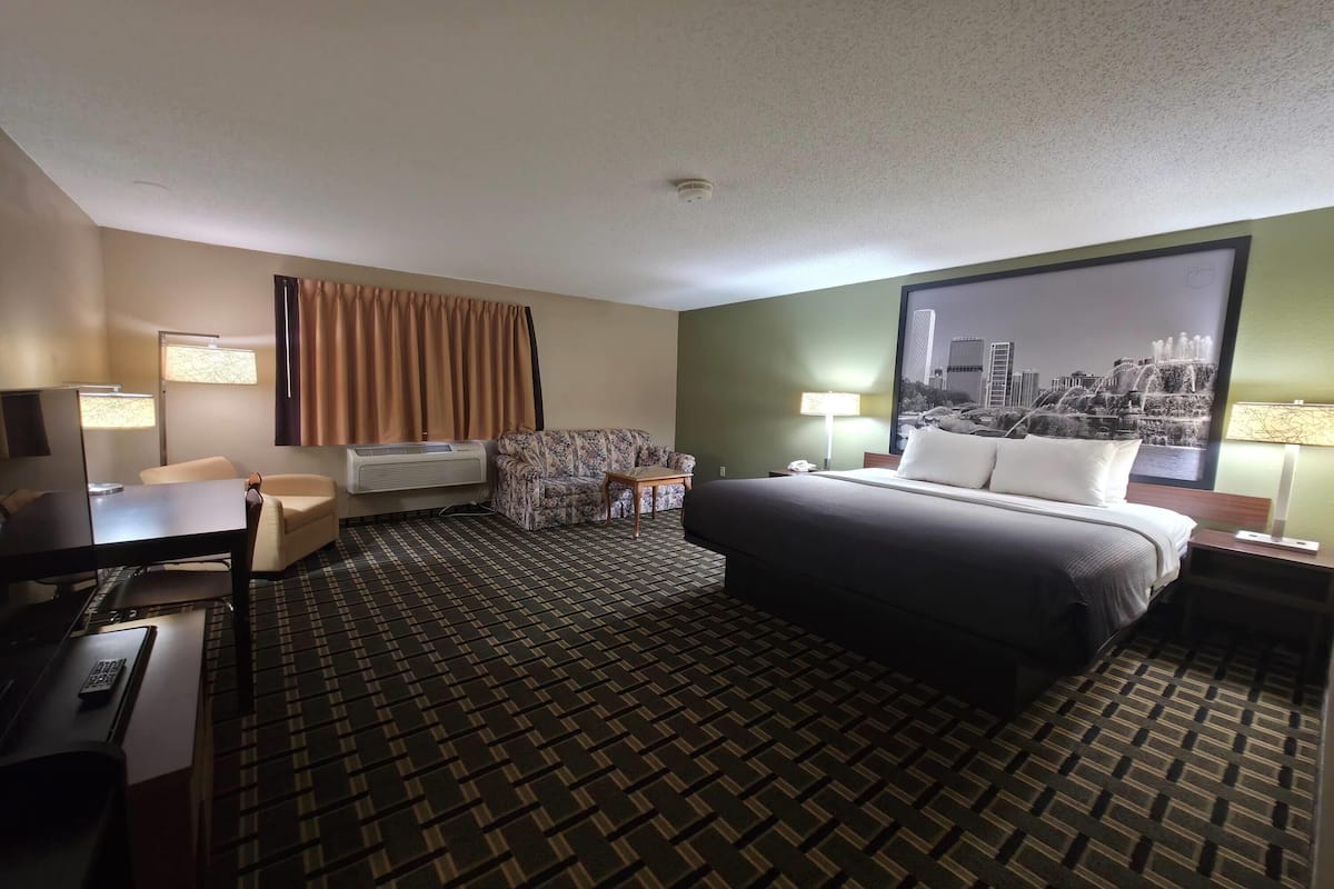 Grand Room, 1 Bedroom, Non Smoking | Desk, free WiFi, bed sheets, alarm clocks