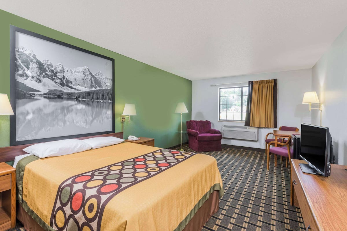 Desk, free WiFi, bed sheets, alarm clocks