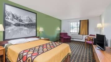 Escritorio, wifi gratis, ropa de cama y despertador