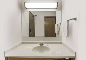 Combined shower/bathtub, free toiletries, hair dryer, towels