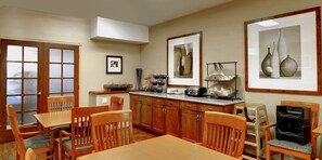 Free daily on-the-go breakfast  - Phoenix Inn Suites Eugene (Eugene)