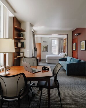 Suite, 1 cama de matrimonio con sofá cama, cocina básica (One Room) | 1 dormitorio, ropa de cama de alta calidad, caja fuerte y escritorio