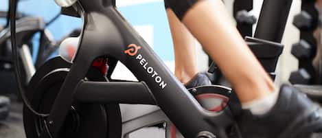 En Peloton-motionscykel i ett gym.