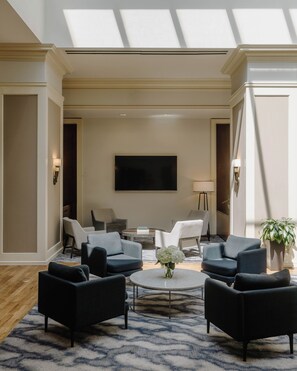 Club Room, 1 Queen Bed | Interior