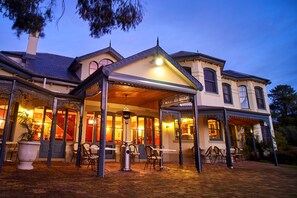 2 restaurants, serveren ontbijt, lunch, diner, regionale gerechten