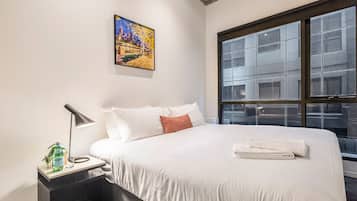 Escritorio, tabla de planchar con plancha, wifi gratis y ropa de cama