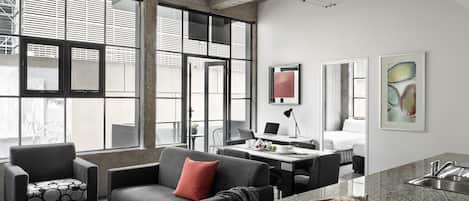 Three Bedroom Apartment | Vardagsrum | 32-tums LCD-tv med digitalkanaler och tv
