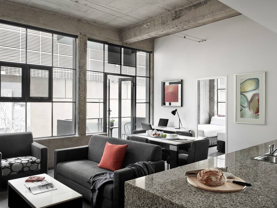 Three Bedroom Apartment | Opholdsområde | 32-tommers LCD-tv med digitale kanaler, tv