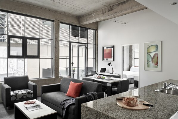 Three Bedroom Apartment | Área de sala de estar | Televisión LCD de 32 pulgadas con canales digitales y televisión 