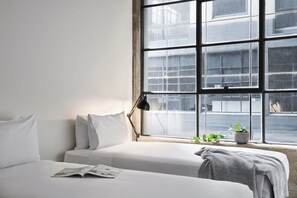 Two Bedroom Apartment | Escritorio, tabla de planchar con plancha, wifi gratis y ropa de cama 