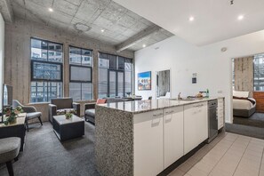 Three Bedroom Apartment | Private kitchen | Fridge, microwave, stovetop, dishwasher - Punthill Manhattan (Melbourne)