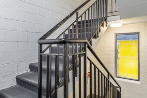 One Bedroom Apartment - Stair Access | Escrivaninha, ferros/tábuas de passar roupa, Wi-Fi de cortesia