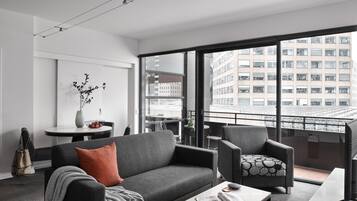 Superior Two Bedroom Apartment | Vardagsrum | 32-tums LCD-tv med digitalkanaler och tv