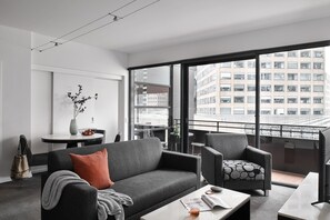 Superior Two Bedroom Apartment | 起居区 | 32-英寸液晶电视 （配备数码频道）、电视
