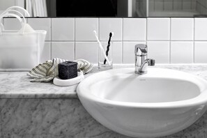 Superior One Bedroom Apartment | Baño | Tina con regadera, amenidades de baño gratuitas, secadora de cabello 