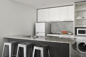 Superior Two Bedroom Apartment | Cocina privada | Refrigerador, microondas, parrilla de estufa y lavavajillas 