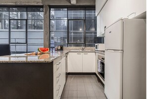 Fridge, microwave, stovetop, dishwasher