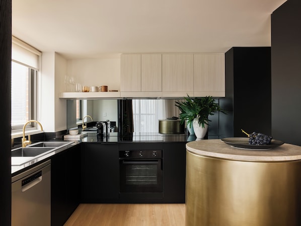 Fridge, microwave, electric kettle, toaster - Adina Apartment Hotel Sydney Town Hall (Sydney)