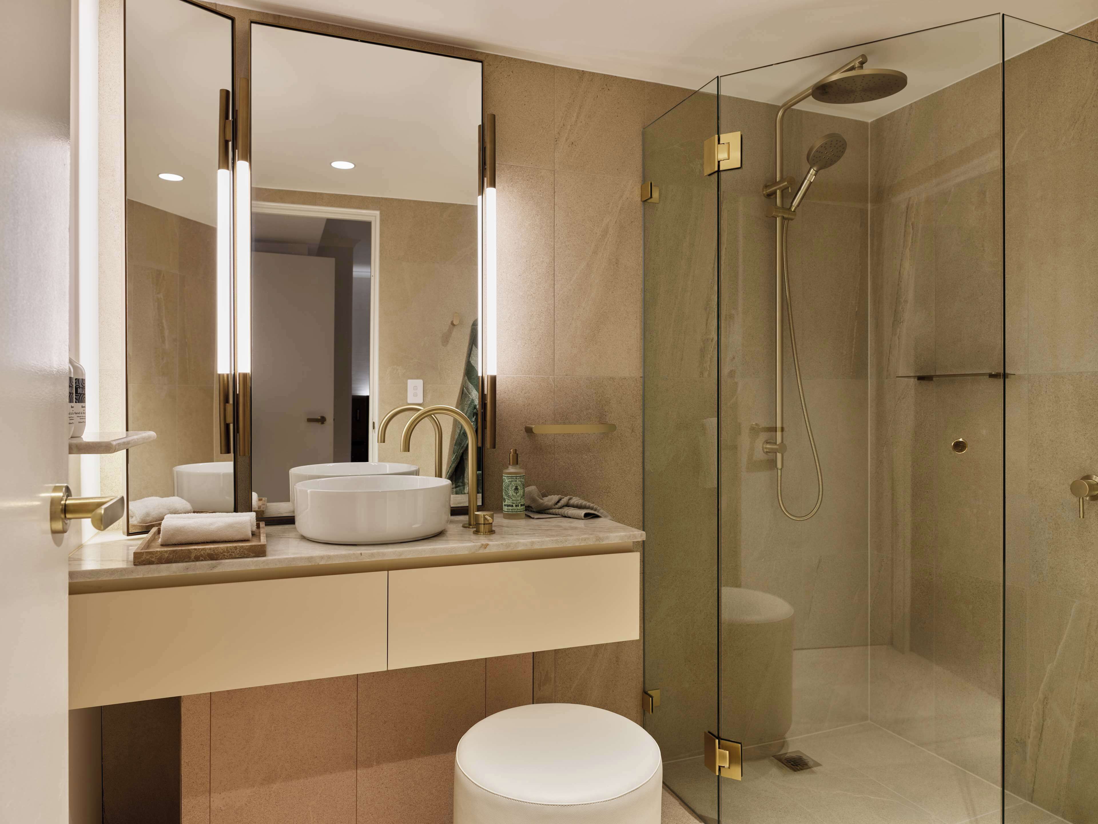 Un bagno moderno con doccia a vetro, uno specchio grande e un lavandino bianco.