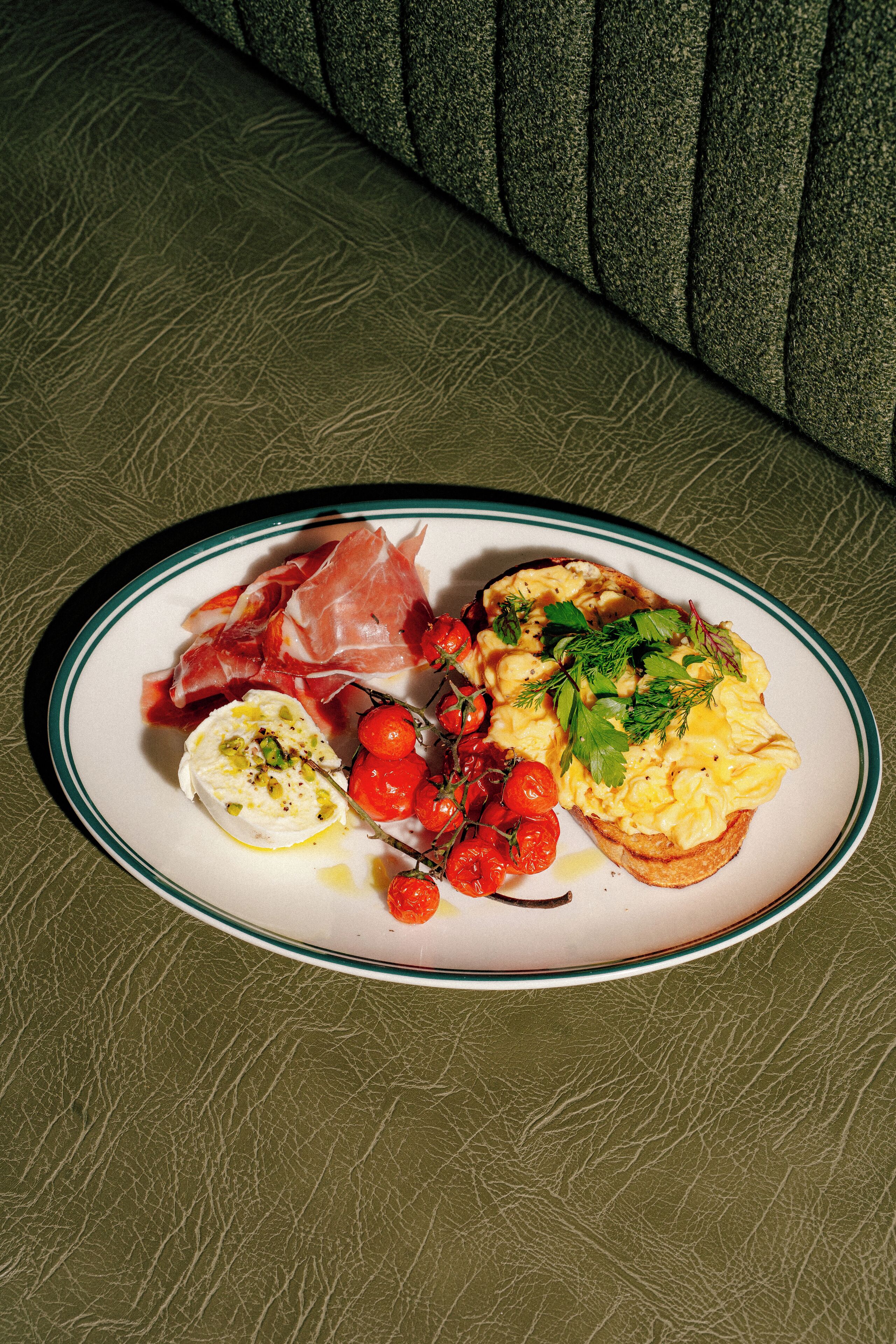 Une assiette contenant des aliments, posée sur une table.