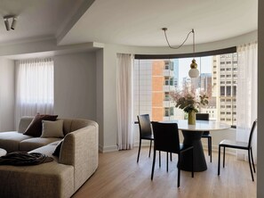 Minibar, in-room safe, laptop workspace, soundproofing - Adina Apartment Hotel Sydney Town Hall (Sydney)