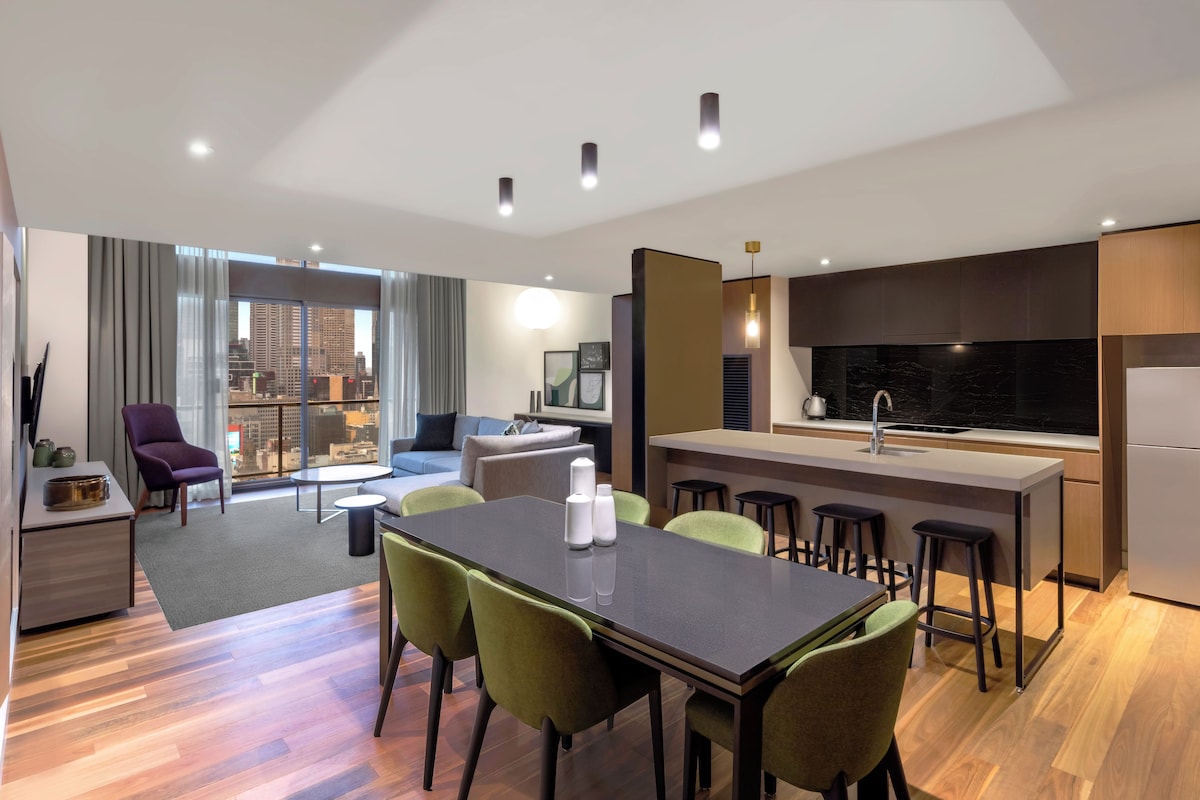 Un apartamento moderno con comedor, cocina y sala de estar.
