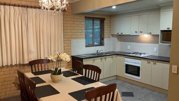 Apartamento, 2 habitaciones (Fully Self Contained) | Cocina privada | Frigorífico, microondas y cafetera o tetera