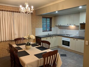 Appartement, 2 chambres (Fully Self Contained) | Cuisine privée | Réfrigérateur, four à micro-ondes, cafetière-théière