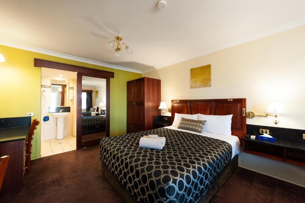 Deluxe Queen Room with Sofa