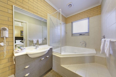 Jetted bathtub. Albury Georgian Motel & Suites