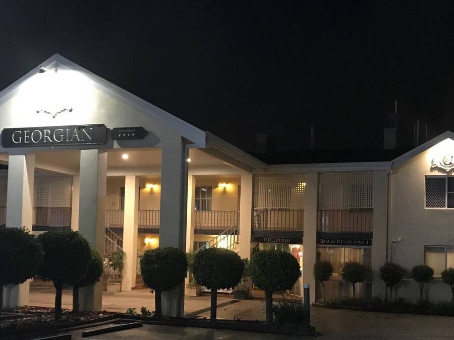 Ein georgianisches Hotel mit Empfangsbereich, Bar und Restaurant sowie einer Treppe zu den oberen Stockwerken.