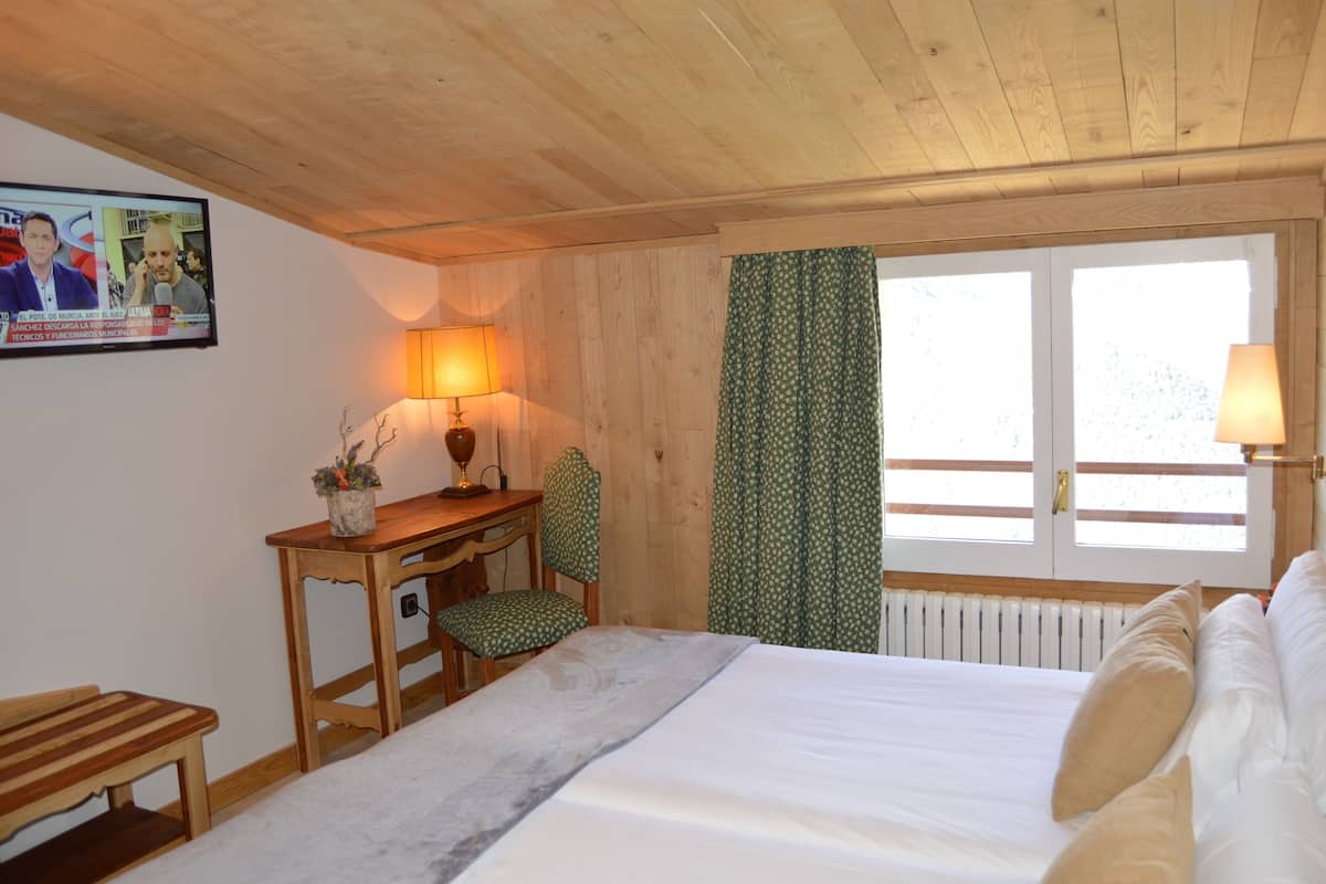 Premium bedding, in-room safe, desk, soundproofing