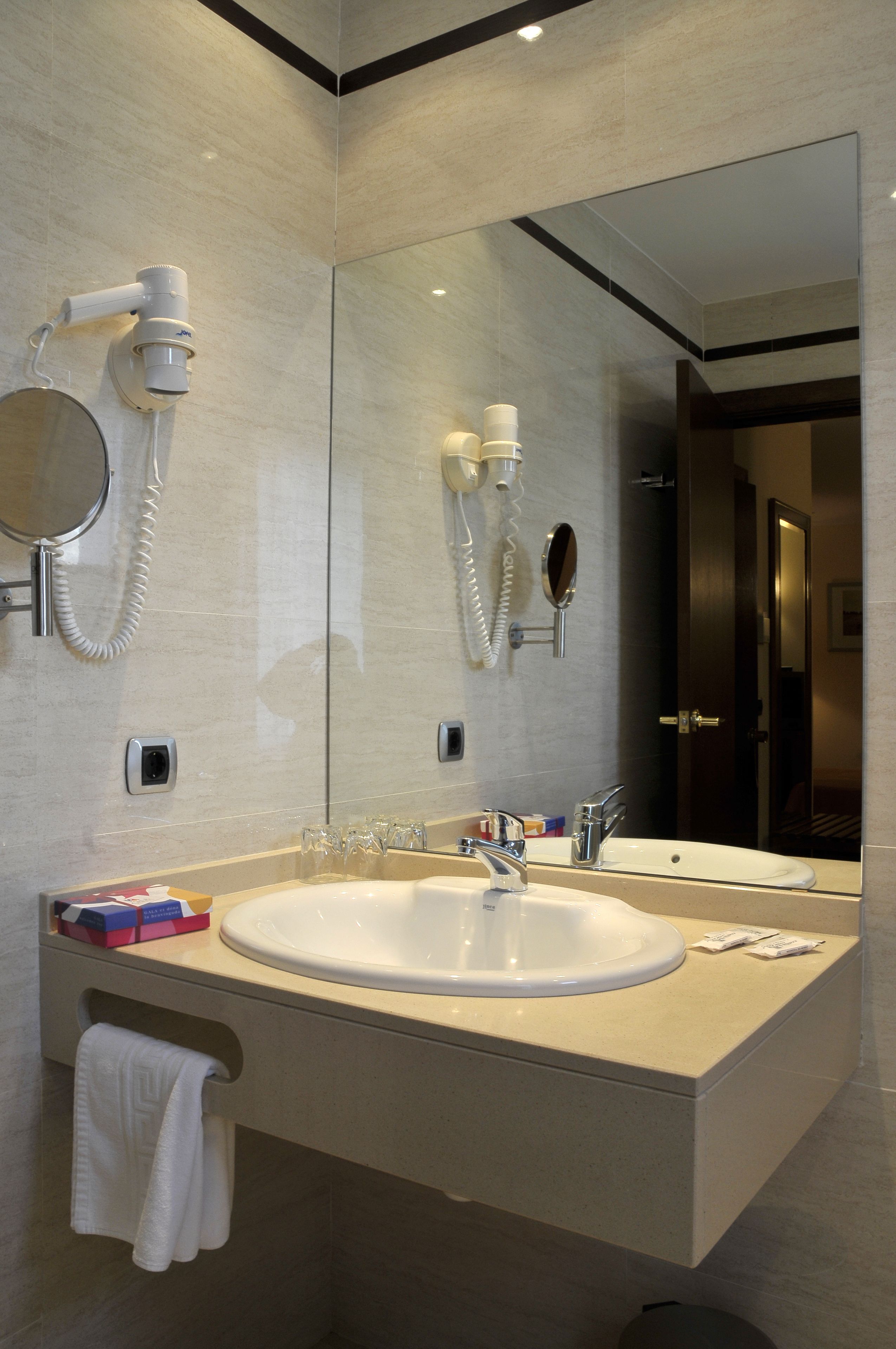 combined shower/bathtub, free toiletries, hair dryer, towels