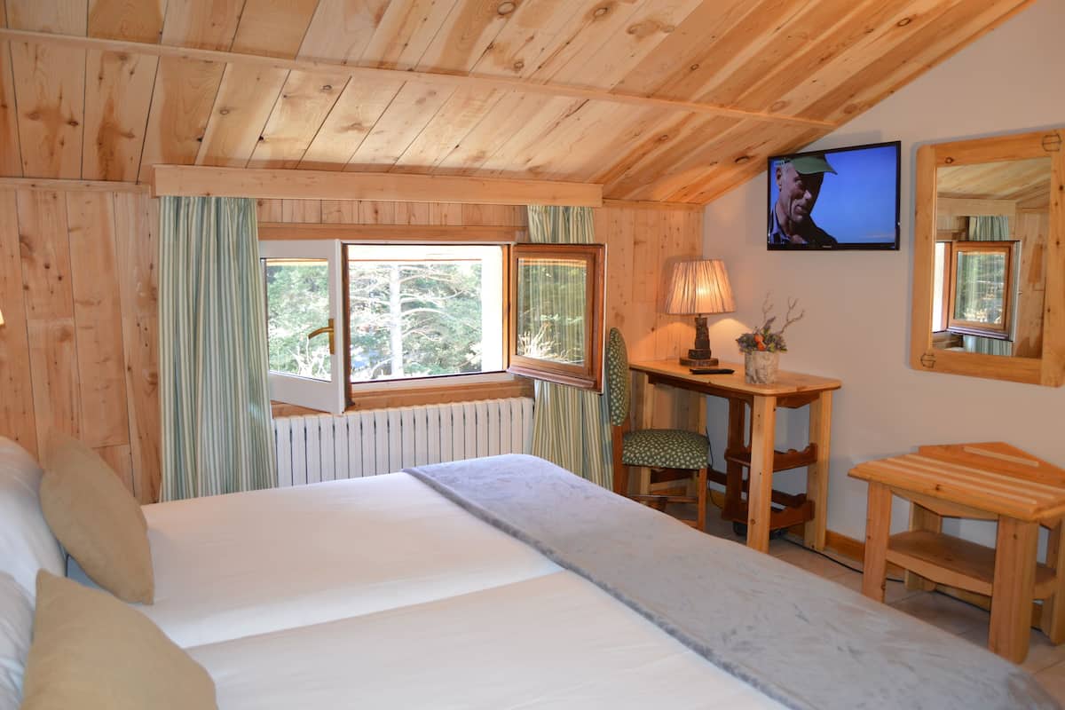 deluxe triple room (2 adults and 1 child) | premium bedding, in-room safe, desk, soundproofing