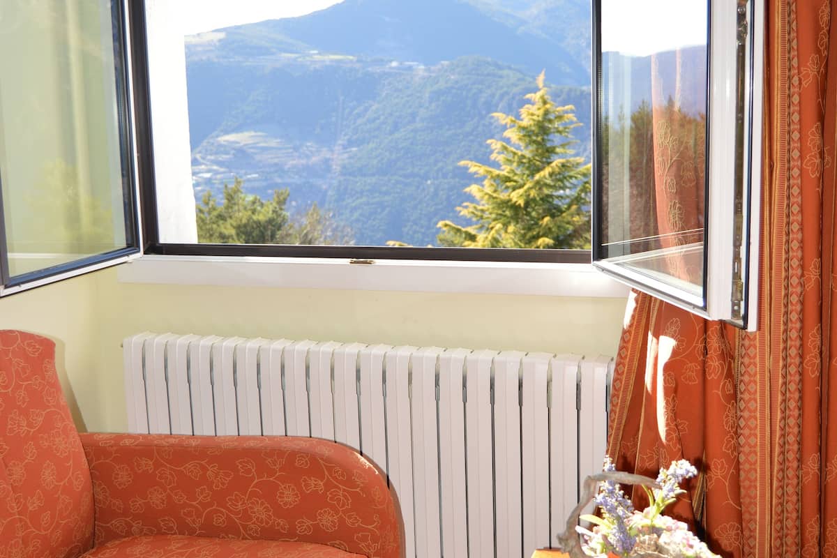 premium bedding, in-room safe, desk, soundproofing