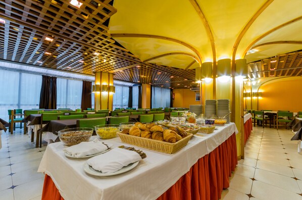 Desayuno (EUR 5.5 por persona) 