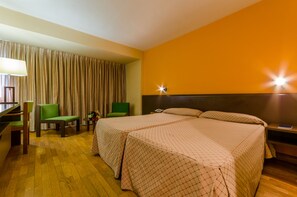 Habitación estándar con 2 camas individuales, vistas a la montaña | Escritorio, sistema de insonorización, cunas gratuitas y wifi gratis