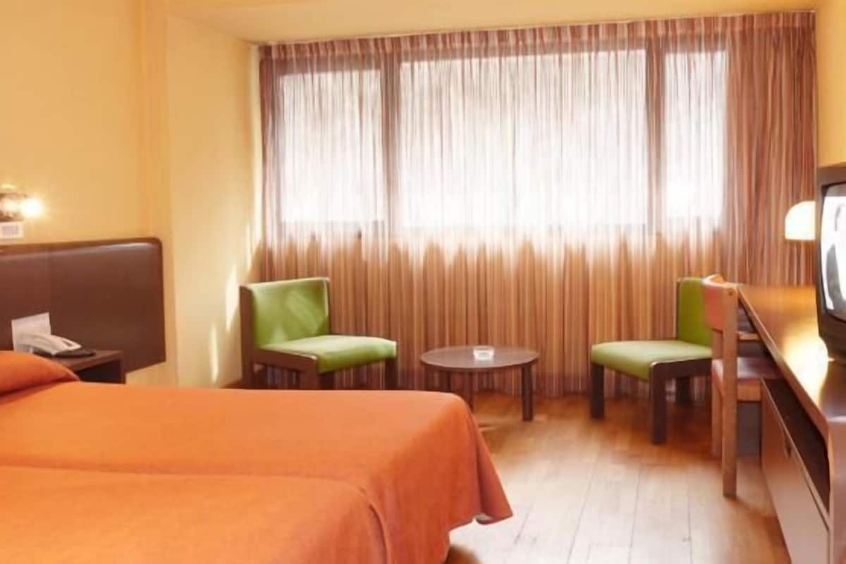 Standard-Zweibettzimmer, Bergblick | Schreibtisch, schallisolierte Zimmer, kostenlose Babybetten