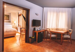 Suite junior, 1 cama doble con sofá cama | 1 dormitorio, ropa de cama de alta calidad, edredones de plumas