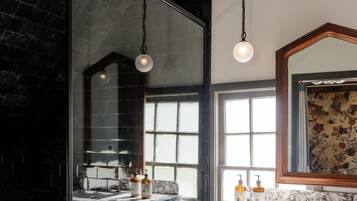 Loft (Owner's) | Badrum | Badkar/dusch, lyxtoalettartiklar, hårtork och badrock