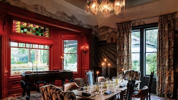 Se sirven comidas, cenas y brunch con mesas al aire libre