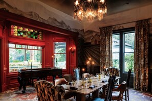 Serveert lunch, diner, brunch, openlucht dineren