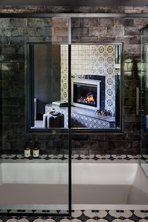 Suite (Carriage House) | Premium bedding, down comforters, free minibar items, in-room safe